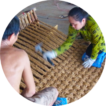 職人による手作業でマットに編み上げる